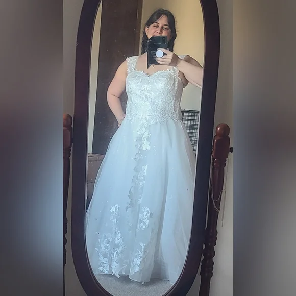 Classic White Lace A-Line Wedding Dress with Floral Detail - Picture 1 of 10